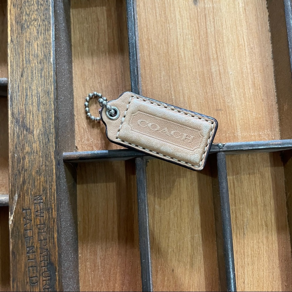 Coach bag  Tag or Charm tan